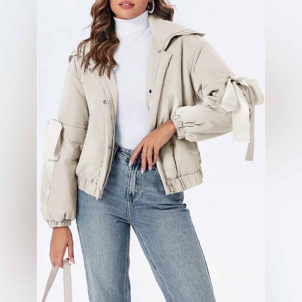 🚨NWOT Women's Beige Jacket with Bow Details